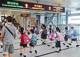 跨境学童不得不5点起床上学，这些中产家庭为什么选择把孩子生在香港？